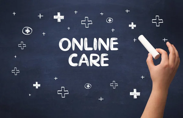 Ręcznie Rysowany Napis Online Care Białą Kredą Tablicy Koncepcja Medyczna — Zdjęcie stockowe