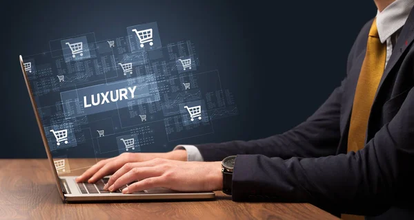 Geschäftsmann Arbeitet Laptop Mit Luxus Aufschrift Online Shopping Konzept — Stockfoto