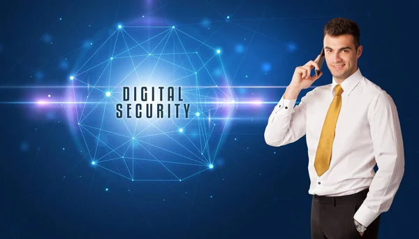 Liikemies Miettii Turvallisuusratkaisuja Joissa Digital Security Merkintä — kuvapankkivalokuva