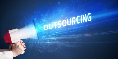 Hoparlörden hoparlörle bağıran genç insan.