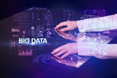 İş adamı, büyük veri tabanı ve modern teknoloji konseptiyle büyük ekrana dokunuyor.