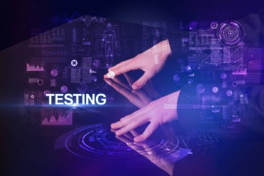 İşadamı TESTING yazıtları ve modern teknoloji konseptiyle büyük ekrana dokunuyor
