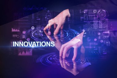 İşadamı INNOVATIONS yazıtları, modern teknoloji konsepti ile büyük ekrana dokunuyor