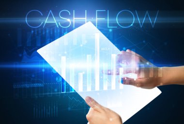 Üzerinde CASH FLOW yazıtı olan el ele tutuşan fütürist tablet, modern iş konsepti
