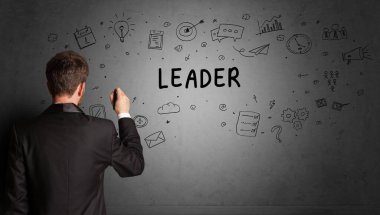 İş adamı, LeadER yazıtları ve iş stratejisi konseptiyle yaratıcı bir fikir çizimi yapıyor.