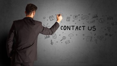 İş adamı CONTACT ABD yazıtları ve iş stratejisi kavramı ile yaratıcı bir fikir çizimi çiziyor