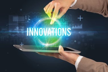 INNOVATIONS yazıtları ve yeni teknoloji konseptiyle dokunmatik ekranın yakın plan görüntüsü