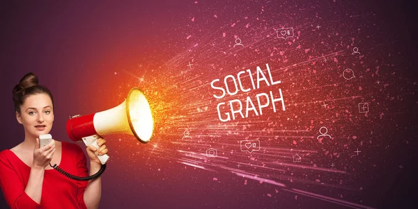 Ung Kvinna Skriker Till Högtalare Med Social Graph Inskription Sociala — Stockfoto
