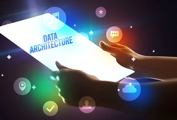 Trzymanie Futurystycznego Tabletu Napisem Data Architecture Koncepcja Nowej Technologii — Zdjęcie stockowe