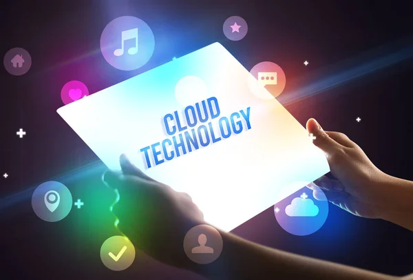 Posiadanie Futurystycznego Tabletu Napisem Cloud Technology Koncepcja Nowej Technologii — Zdjęcie stockowe