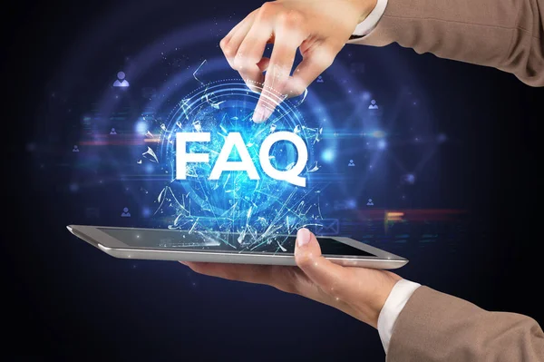 SQ kısaltması olan dokunmatik ekrana yakın çekim, modern teknoloji kavramı