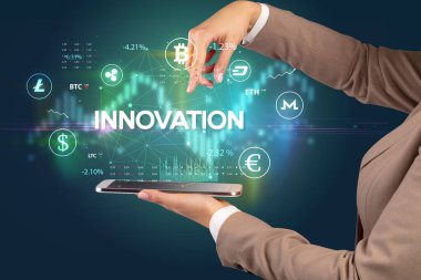 INNOVATION yazıtları, iş fırsatı kavramına sahip bir dokunmatik ekran yakın plan