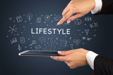 LIFESTYLE yazıtları, sosyal medya kavramına sahip bir dokunmatik ekran yakın plan