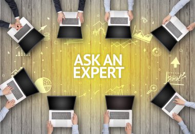 ASK AN Uzman Yazı, başarılı iş konsepti ile Ofiste Çalışan Meşgul İnsanlar Grubu