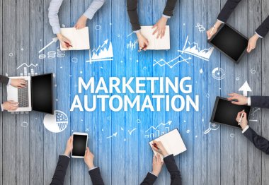 Bir Ofiste Çalışan Meşgul İnsanlar Grubu MARKETING AUTOMATION yazıtları, başarılı iş konsepti