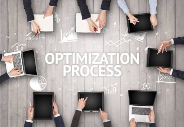 Optimisyon Prosedürü yazıtı, başarılı iş konsepti olan bir ofiste çalışan bir grup meşgul insan