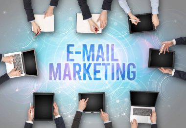 Bir dizüstü bilgisayarın önünde bir grup insan e-mail ile işaretleme içgüdü, web güvenlik kavramı