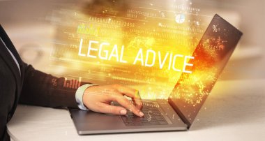 Yasal ADVICE yazıtları ve başarılı iş konseptiyle birlikte dizüstü bilgisayarda çalışan iş adamlarının yakınlaşması