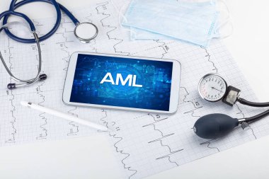 AML kısaltmalı bir tabletin yakın plan görüntüsü, tıbbi konsept