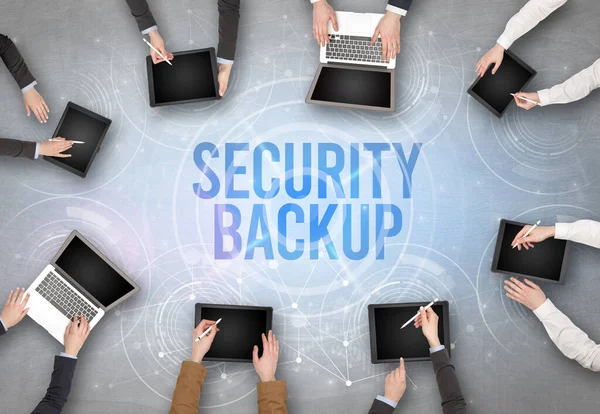 Grupa Osób Przed Laptopem Zabezpieczeniem Backup Insciption Koncepcja Bezpieczeństwa Sieci — Zdjęcie stockowe