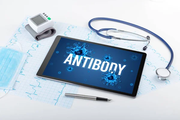 Tablet Ferramentas Médicas Superfície Branca Com Inscrição Anticorpo Conceito Pandêmico — Fotografia de Stock