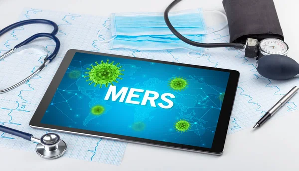 Mersの碑文とタブレットPcのクローズアップビュー 微生物学の概念 — ストック写真