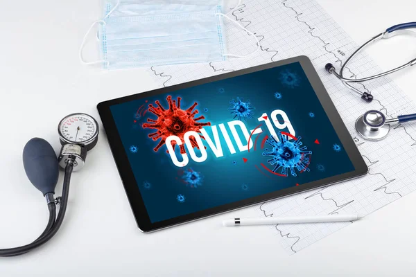 Tablet Und Arztwerkzeuge Auf Weißer Oberfläche Mit Covid Beschriftung Pandemiekonzept — Stockfoto