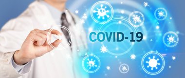 Doktor COVID-19 yazıtlı ilaç veriyor. Coronavirüs konsepti.