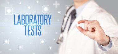 LABORATOROY TESTS yazıtları, tıbbi konsept içeren bir ilaç veren bir doktorun yakın çekimi