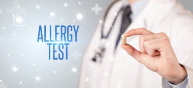 Doktorun ALLERGY TEST yazıtlı, tıbbi konsept içeren bir hap verdiği yakın plan.