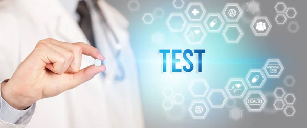 Close Médico Dando Lhe Uma Pílula Com Inscrição Test Conceito — Fotografia de Stock
