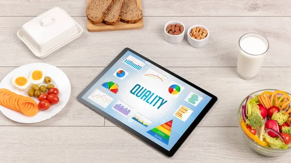 Alimentos Orgânicos Tablet Mostrando Inscrição Qualidade Composição Nutricional Saudável — Fotografia de Stock