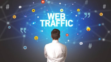 Web TRAFFIC yazıtları ve sosyal ağ kavramına sahip bir işadamının arka görünümü