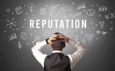 REPUTATION yazıtları, modern iş konsepti olan bir işadamının arka görüşü