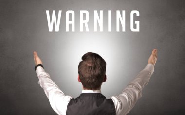 UYARI yazıtları ve siber güvenlik kavramına sahip bir işadamının arka görünüşü