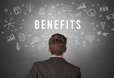 BENEFITS yazıtları, modern iş konsepti olan bir işadamının arka görüşü
