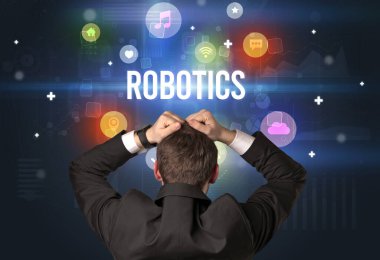 ROBOTICS yazıtları ve modern teknoloji kavramına sahip bir iş adamının arka görüşü