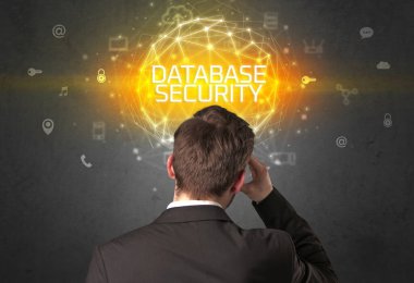 Veritabanı Güvenliği Yazıtı, çevrimiçi güvenlik kavramına sahip bir işadamının arka görünümü