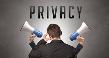 Özel yazıtlara ve siber güvenlik kavramına sahip bir işadamının arka görünüşü