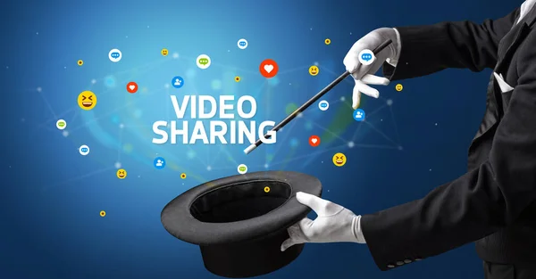 Mago Está Mostrando Truco Magia Con Inscripción Video Compartir Concepto — Foto de Stock