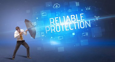 Siber saldırıya karşı şemsiyeyle savunma yapan bir işadamı ve çevrimiçi güvenlik kavramı