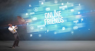 ONLINE ARKADAŞLAR yazıtlarından şemsiye ile yakışıklı iş adamı savunması, yeni nesil medya kavramı