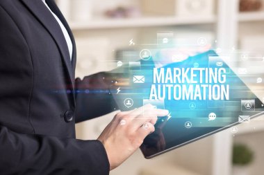 Bir tabletin yakın plan araştırması MARKETING AUTOMATION yazıtları, modern teknoloji kavramı