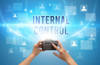 InterTERNAL CONTROL yazıtlı el kamerasının yakın çekimi, video izleme konsepti