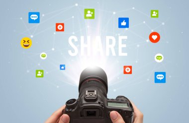 Sosyal medya içeriğini yakalamak için kamera kullanmak SHARE yazıtları, sosyal medya içeriği kavramı