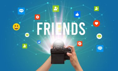 Arkadaşların yazılarıyla sosyal medya içeriğini yakalamak için kamera kullanmak, sosyal medya içeriği kavramı