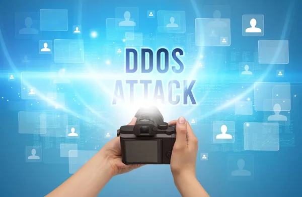 带有Ddos Attack登记 视频监控概念的手持相机的特写 — 图库照片
