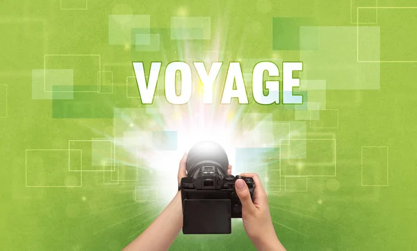 Zbliżenie Ręki Aparatem Cyfrowym Napisem Voyage Koncepcja Podróży — Zdjęcie stockowe