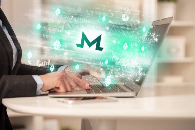 Dizüstü bilgisayarda borsayı izleyen genç adam monero simgeleri, forx konsepti