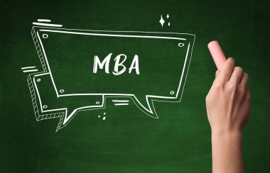 El çizimi MBA kısaltması ve tahtada beyaz tebeşir
